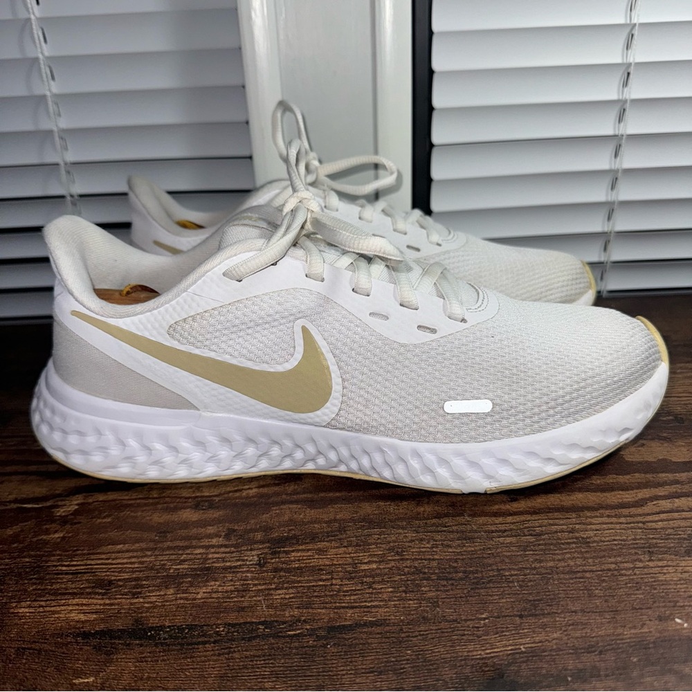 Nike Revolution 5 White Gold Women’s Running Sneaker Shoes Size 9.5 BQ3207-108